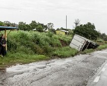 1-xsYwizinszBKWv8ofmpk8A Certains camions abdiquent et se couchent sur le bas-côté pour une longue sieste. Même un grand bus militaire les a imité ! Néanmoins le moral reste au-dessus...